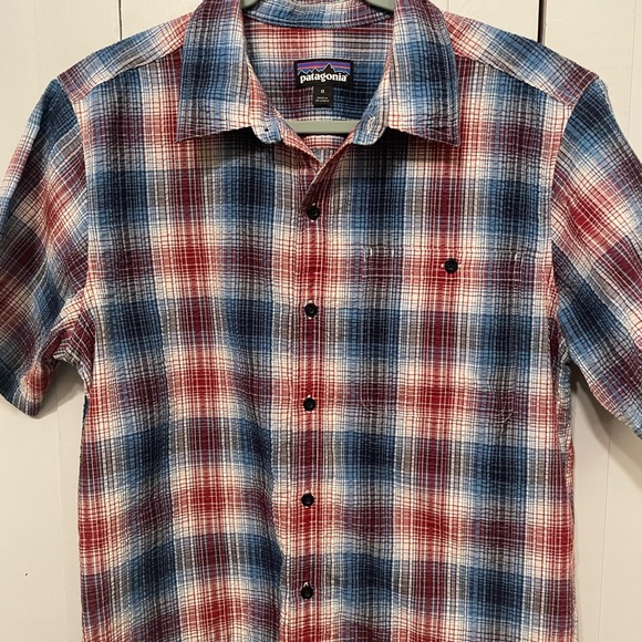 Patagonia Men's Casual Plaid Shirt in Red and Blue - Picture 4 of 7